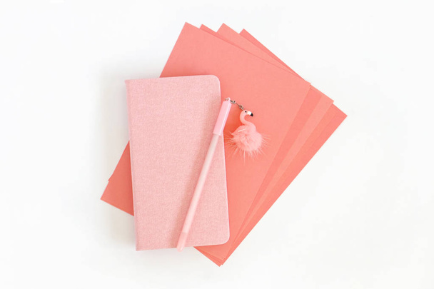 紙、メモ帳とペン ホワイト バック グラウンドにフラミンゴのピンクのシート - 写真・画像