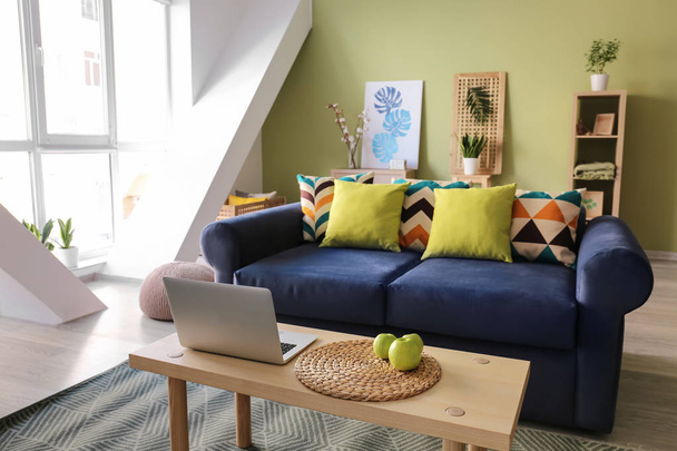 Interior do quarto moderno com sofá e mesa confortáveis - Foto, Imagem