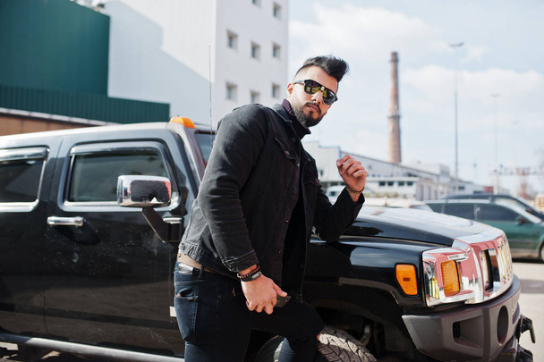 Moda barba rica homem árabe desgaste na jaqueta de calça preta e sungl
 - Foto, Imagem