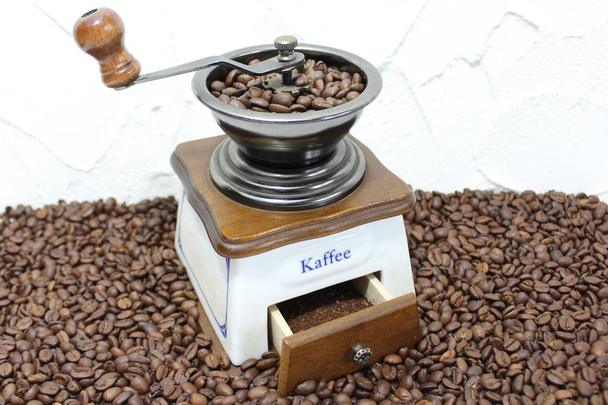 koffiemolen en koffiebonen - Foto, afbeelding