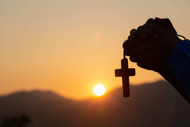 朝の聖なる十字架で祈るキリスト教の女性、ティーンエイジャーw - 写真・画像