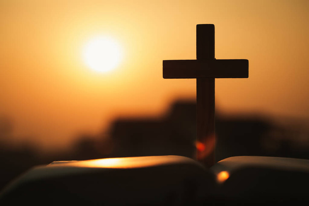  背景として夕日と十字架と聖書のシルエット, ch - 写真・画像