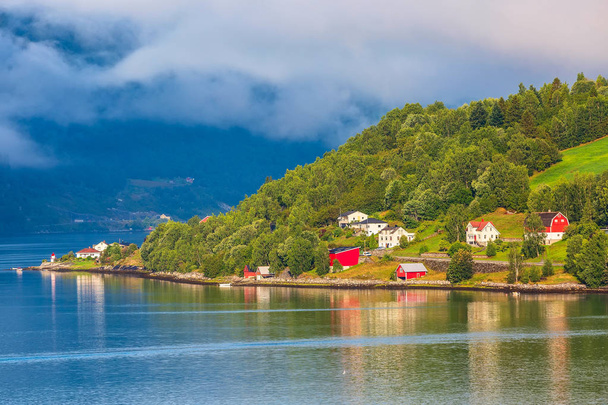 ノルウェーフィヨルド村の風景 - 写真・画像
