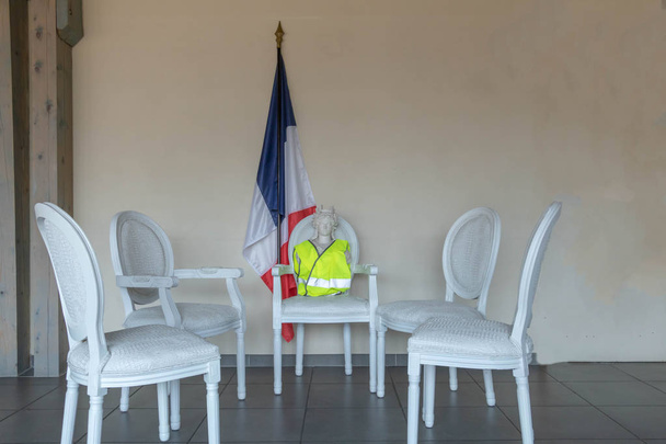 Los símbolos de la República Francesa, Marianne y la bandera francesa durante el Gran debate nacional de chalecos amarillos (gilets jaunes
) - Foto, Imagen
