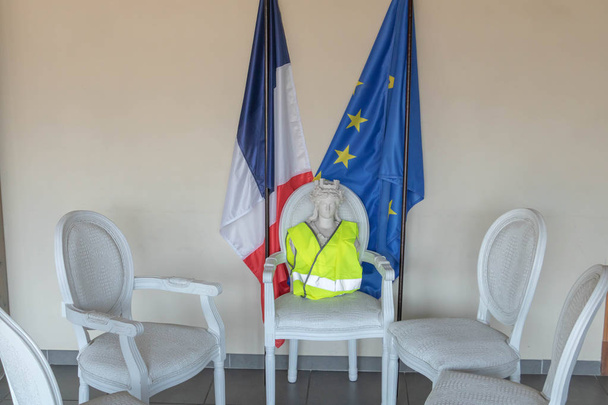 Marianne simbolo della Repubblica Francese con un gilet giallo (gilet giugno) che presiede la consultazione nazionale del Grande dibattito nazionale
 - Foto, immagini