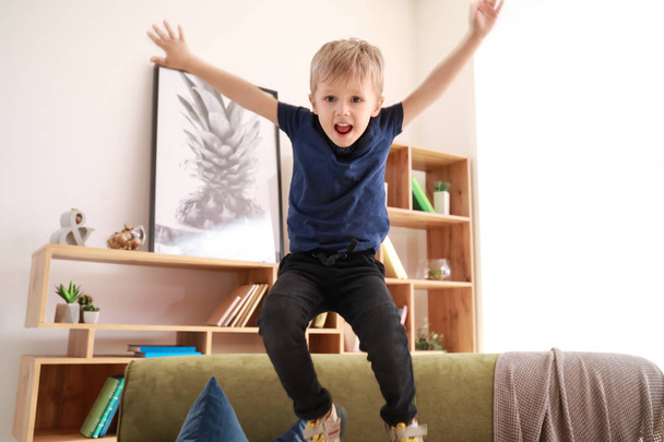 Щасливий маленький хлопчик стрибає вдома
 - Фото, зображення
