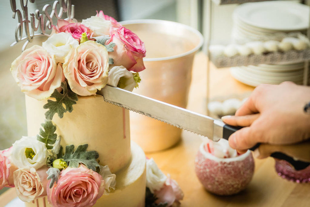 wedding couple cutting the wedding cake on their wedding day - Φωτογραφία, εικόνα