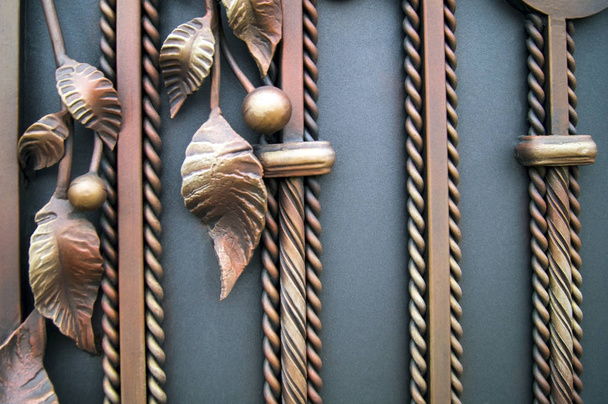 金属のゲートの加飾加工の鍛造の要素 - 写真・画像