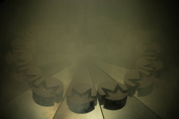 Symbole Monero dans le smog lourd en raison de la pollution atmosphérique
 - Photo, image