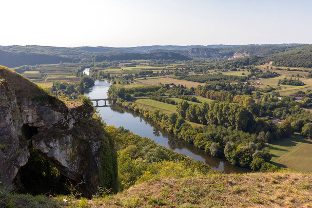 Blick auf den Fluss Dordogne und das Dordogne-Tal von den Mauern der Altstadt von Domme, Dordogne, Frankreich - Foto, Bild