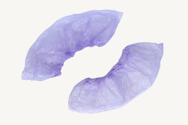 Два медичні фіолетові чохли для взуття ізольовані на білому тлі. Вид зверху каталогу
 - Фото, зображення