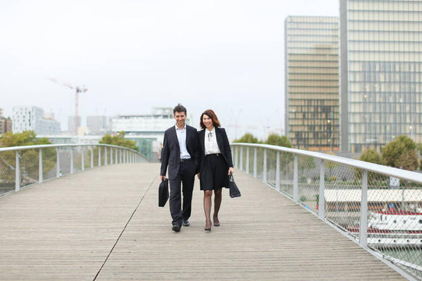      economistas hombres y mujeres en trajes estrictos caminando
. - Foto, Imagen