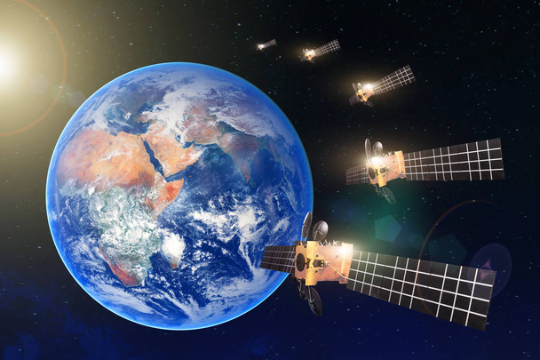Ομάδα των δορυφόρων σε μια σειρά στην γεωστατική τροχιά της γης, για την επικοινωνία και συστήματα παρακολούθησης. Στοιχεία αυτής της εικόνας επιπλωμένα από τη Nasa. - Φωτογραφία, εικόνα