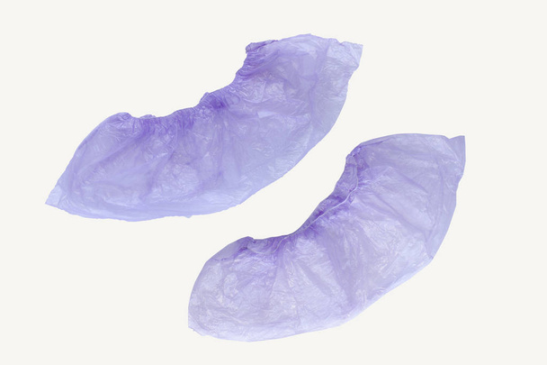 Due coperture di scarpe viola mediche isolate su sfondo bianco. Catalogo vista dall'alto
 - Foto, immagini