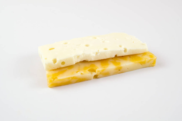 Trozos de queso de mármol y brinza sobre un fondo claro
 - Foto, Imagen