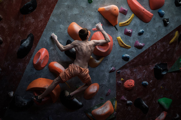 Lekkoatletycznego mężczyzna ćwiczyć w siłowni bouldering - Zdjęcie, obraz