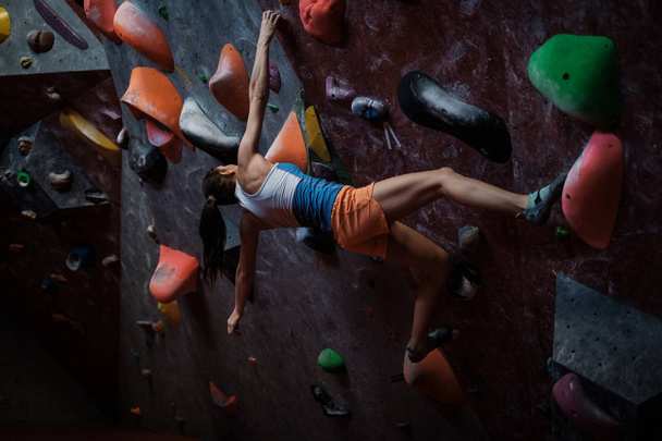 Kobieta lekkoatletycznego ćwiczyć w siłowni bouldering - Zdjęcie, obraz