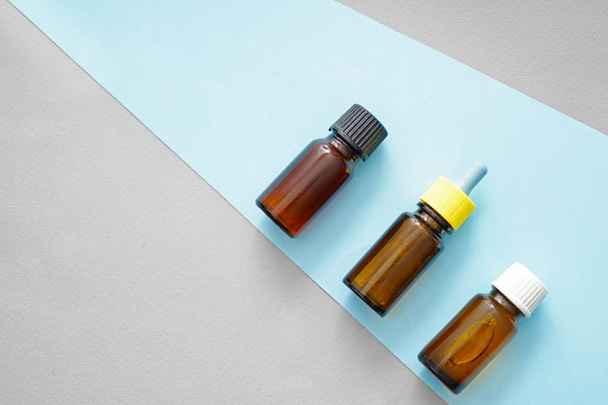 Пляшки олії на кольоровому фоні
 - Фото, зображення