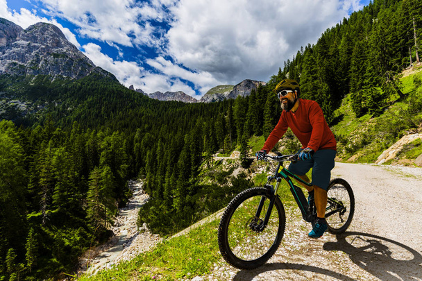 Cavalier VTT simple sur vélo électrique, e-mountainbike tour
 - Photo, image
