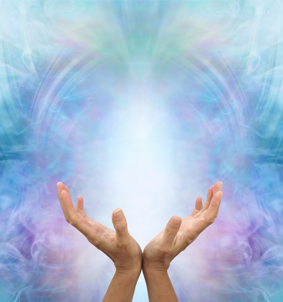 Спросите Поверьте Получите в Силе Любви - женщина с руками, тянущимися к белому свету на красивом ангельском эфирном синем фоне энергии с копировальным пространством выше
 - Фото, изображение