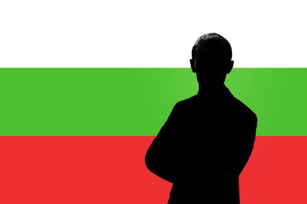 Silhouet van zakenman op de achtergrond van de Bulgaarse vlag. - Foto, afbeelding