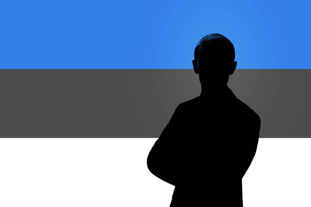 Silhouet van zakenman op de achtergrond van de Estse vlag. - Foto, afbeelding