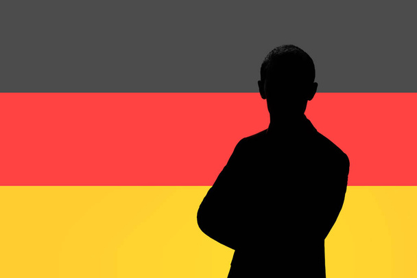 Silhouette di uomo d'affari sullo sfondo della bandiera tedesca
. - Foto, immagini