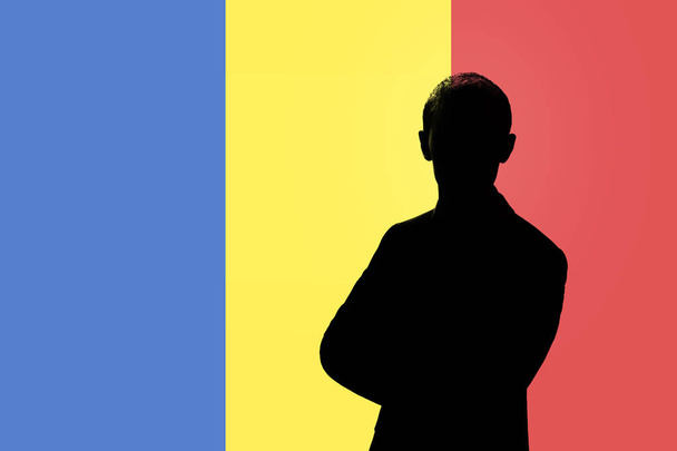 Silhouet van zakenman op de achtergrond van de Roemeense vlag. - Foto, afbeelding