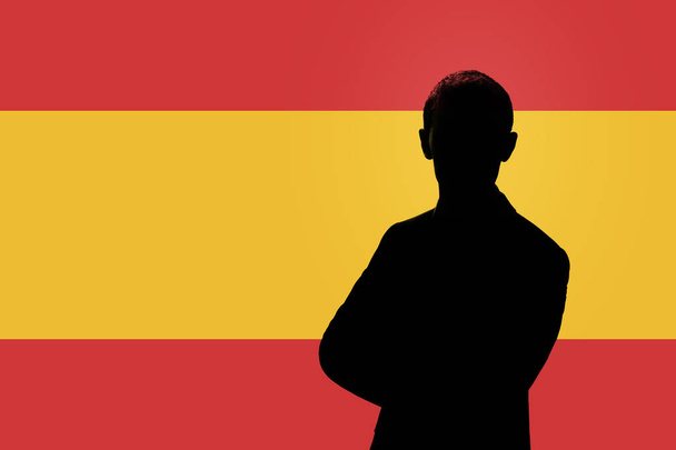 Silhouet van zakenman op de achtergrond van de Spaanse vlag. - Foto, afbeelding