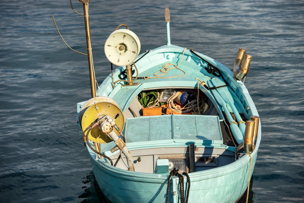 Bateau de pêche avec deux treuils - Ligurie Italie
 - Photo, image