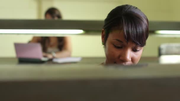 Universiteitsbibliotheek, vrouwelijke student, jonge vrouw studeren - Video