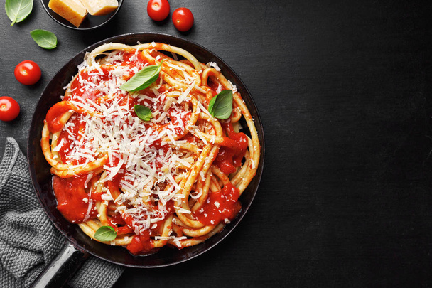 Italian pasta with tomato sauce and cheese - Foto, Bild