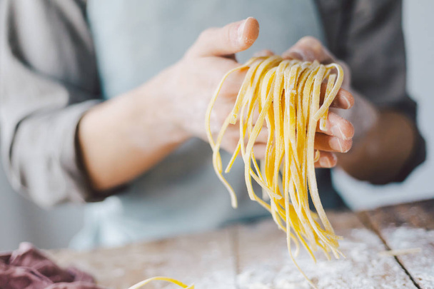 Chef making fresh italian pasta - Foto, Bild