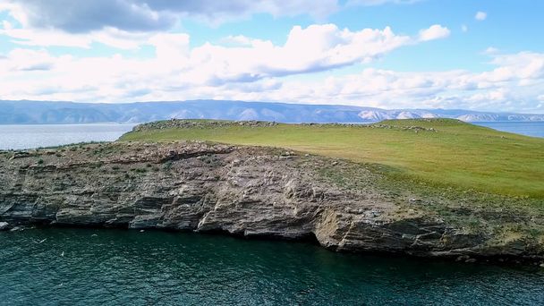 Voo sobre terra e água. Rússia, Baikal, Baía Mar Pequeno. Ilha Kharantsy. Perto da Ilha Olkhon, de Drone
  - Foto, Imagem