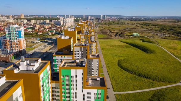 Yekaterinburg şehrinin yeni bir bölgesinde yeni binalar. Evlerin, parkların ve yolların inşaatı. Yeni evlerin üzerinden uçuyor. Rusya, Drone 'dan - Fotoğraf, Görsel