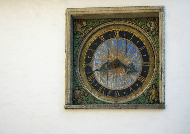 Eski şehirde vintage şehir saati. Roma rakamları, kadrandaki güneş sembolü. Estonya, Tallinn - Fotoğraf, Görsel