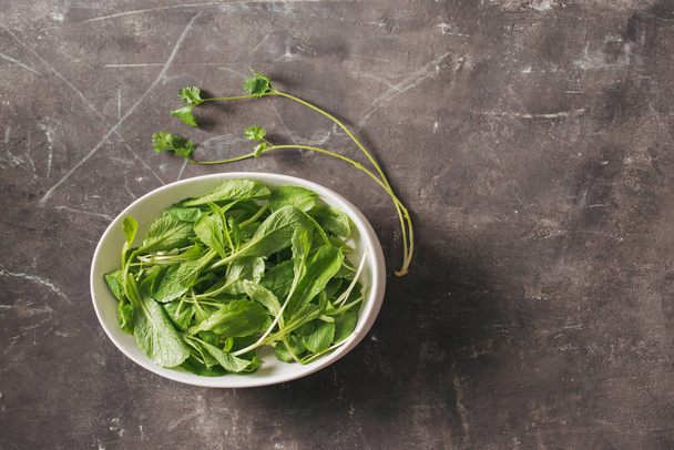 Micro verdes orgânicos frescos na placa branca, close-up de alimentos
 - Foto, Imagem