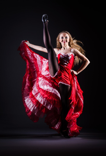 Chica en vestido rojo danza
 - Foto, imagen