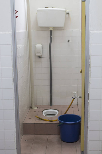 Туалет в помещении
 - Фото, изображение