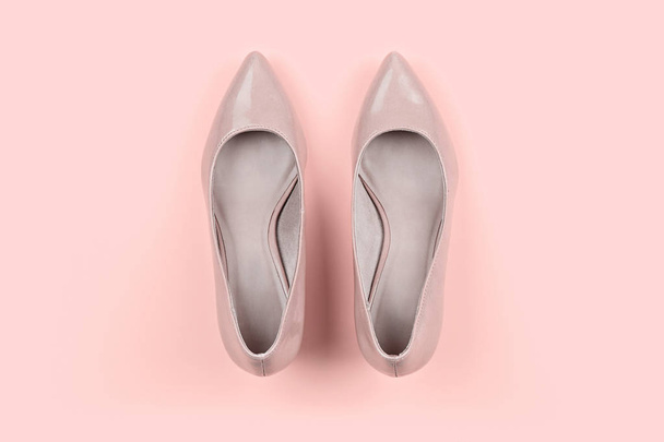 Par de zapatos beige clásicos de mujer en rosa
 - Foto, imagen