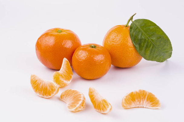 Несколько запутавшихся мандаринов с ломтиками
 - Фото, изображение