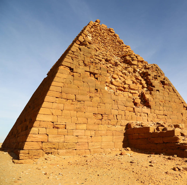 in africa sudan napata karima le antiche piramidi dei faraoni neri al centro del cervo
 - Foto, immagini