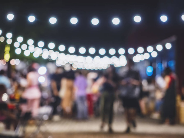 Festival událostí venkovní strana Hipster davu lidí rozmazat dekorativní osvětlení - Fotografie, Obrázek