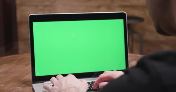 Yeşil ekran ile bir bilgisayarda yazarak adamın el atış - Video, Çekim