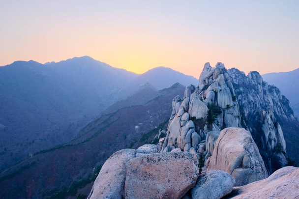 Вид с вершины Улсанбави на закате. Национальный парк Сеораксан, Южная Корея - Фото, изображение