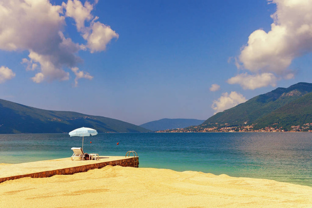 Διακοπές στη θάλασσα. Μαυροβούνιο, την Αδριατική θάλασσα, θέα του κόλπου του Κότορ κοντά στην πόλη Τιβάτ στην ηλιόλουστη ημέρα άνοιξη   - Φωτογραφία, εικόνα