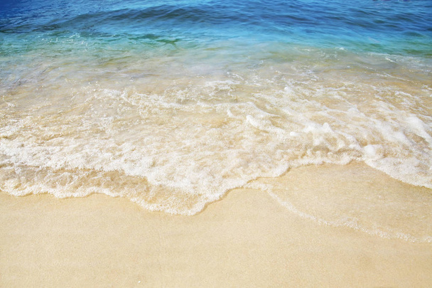 Песчаный пляж. Брызги волн на берегу моря. Лето
. - Фото, изображение