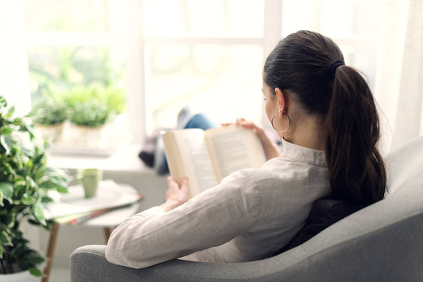 Woman relaxing and reaing a book - Foto, Bild
