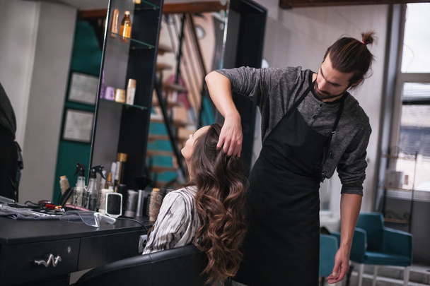 Jovem mulher recebendo novo penteado no salão de cabeleireiro profissional
.  - Foto, Imagem