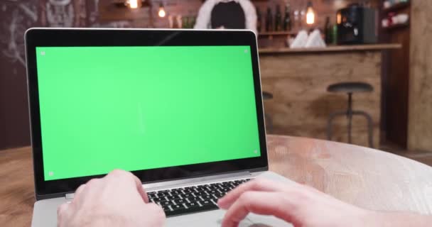 緑色の画面でノート パソコンで高速タイプのハンドヘルド ダイナミック ショット - 映像、動画